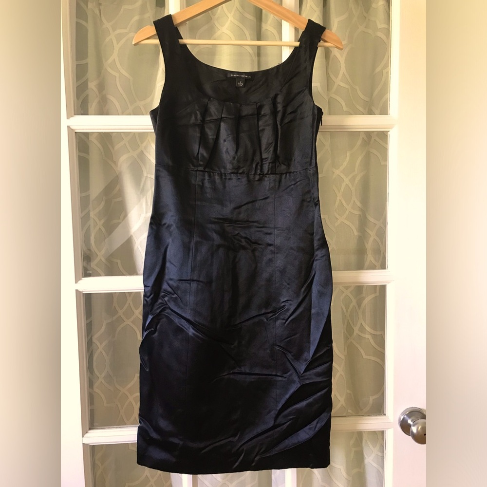 Banana Republic size 0 cotton & silk blend dress tailored to fit snug- sexy LBD!